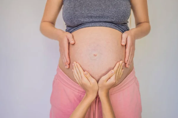 Ung Vacker Gravid Kvinna Och Äldste Son Den Söta Pojken — Stockfoto