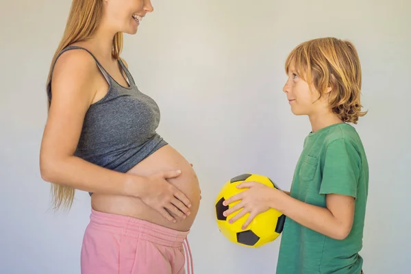 Eğlenceli Bir Çocuk Hamile Güzel Bir Kadın Yeşil Gömleğinin Altına — Stok fotoğraf