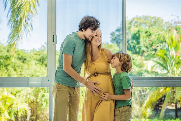Rapaz Pais Expectantes Mãe Pai Seu Filho Mais Velho Estão — Fotografia de Stock