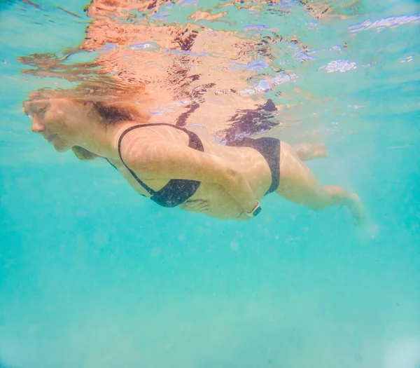 Schwangere Schwimmt Tropischen Meer Gesunde Und Aktive Schwangerschaft Junge Werdende — Stockfoto