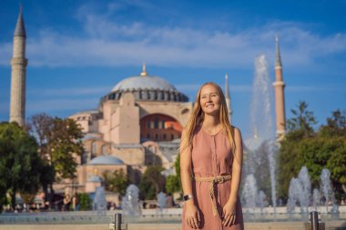 Kadınlar, Ayasofya Katedrali 'nin, ünlü İslami Tarihi Cami' nin, İstanbul 'a Seyahatin tadını çıkarıyor. Güneşli gün mimarisi ve Eminonu 'daki Ayasofya Müzesi, İstanbul, Türkiye. Türkiye.