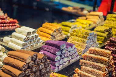 Geleneksel oryantal tatlı kurabiyeler, fındıklar, kurutulmuş meyveler, pastiller, marmelat, şekerli Türk çölü, bal ve şam fıstığı bir sokak gıda pazarında sergileniyor..