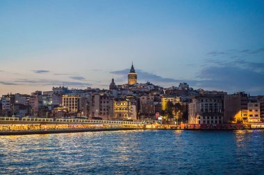 Türkiye'de Istanbul şehir manzarası, Beyoğlu ilçe eski evler Galata Kulesi üstünde tepe, Haliç manzarası.