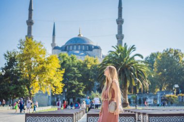 Manzaranın tadını çıkaran kadın turist Mavi Cami Sultanahmet Camii İstanbul, Türkiye.