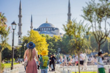 Anne ve oğul turistler, Mavi Cami Sultanahmet Camii İstanbul, Türkiye manzarasının keyfini çıkarıyorlar. Çocuk konseptiyle seyahat etmek.