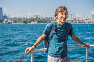 İstanbul 'da İstanbul Boğazı' ndan geçen feribottan denizin keyfini çıkaran mutlu adam. İstanbul 'a yaz gezisi.