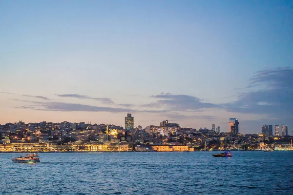 Günbatımında İstanbul, Türkiye. Turist teknesi yazın Golden Horn 'dan denize açılır. İstanbul 'un eski camili güzel güneşli manzarası. İstanbul ve Türkiye 'de seyahat, turizm ve tatil kavramı