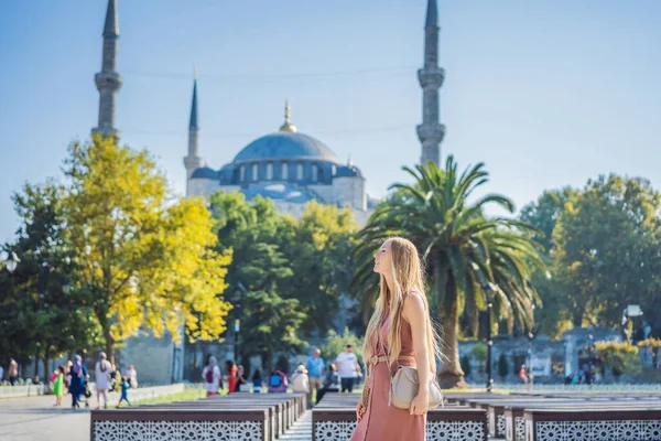 Woman Tourist Enjoying View Blue Mosque Sultanahmet Camii Istanbul Turkey — Stock Photo, Image