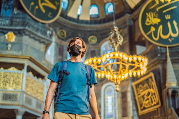Uomo Turista Godendo Hagia Sofia Ayasofya Interni Istanbul Turchia Architettura — Foto Stock