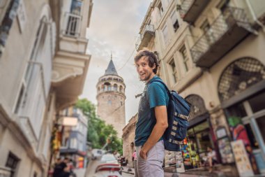 Beyoğlu, İstanbul, Türkiye 'deki Galata Kulesi manzaralı erkek turist portresi. Türkiye.