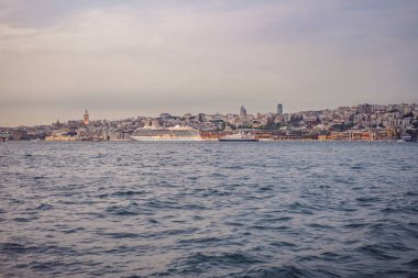 Büyük yolcu gemisi Galataport terminaline yanaştı, Boğaz kıyısında, Karakol Mahallesi 'nde, arka planda Galata Kulesi ile birlikte..