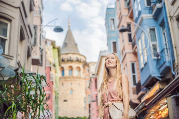 Porträtt Vacker Kvinna Turist Med Utsikt Över Galata Torn Beyoglu — Stockfoto