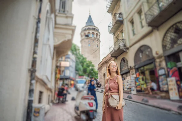 Porträt Einer Schönen Touristin Mit Blick Auf Den Galata Turm — Stockfoto