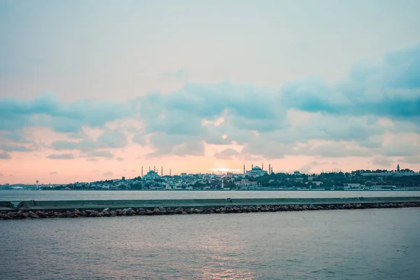 Istanbul Saat Matahari Terbenam Turki Kapal Pesiar Berlayar Teluk Golden — Stok Foto