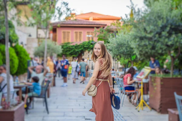 Antalya Nın Arka Planındaki Mutlu Kadın Turist Kadın Turist Ilginç — Stok fotoğraf