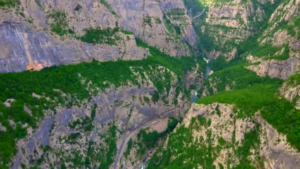 モンテネグロの美しいモラチャリバー渓谷の空中ビデオ 壮大な自然の景色の上にそびえ立つ崖 クリスタルクリア川 緑豊かな空の景色をキャプチャします — ストック動画