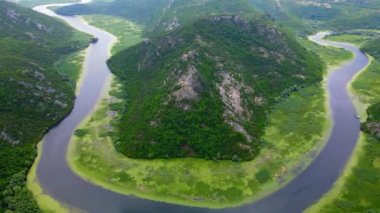 Karadağ 'daki Skadar Gölü yakınlarındaki Pavlova Strana' daki at nalı şeklindeki nehir kıvrımının çarpıcı görüntülerini kaydediyor. Görüntüler doğal güzelliğin büyüleyici bir görüntüsünü sağlıyor.