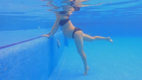 Yavaş Çekim Sualtı Videosunda Hamile Bir Kadın Yüzme Havuzunda Egzersizleri — Stok video