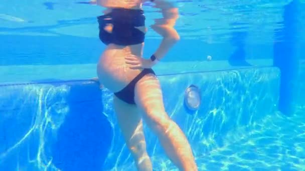 Yavaş Çekim Sualtı Videosunda Hamile Bir Kadın Yüzme Havuzunda Egzersizleri — Stok video