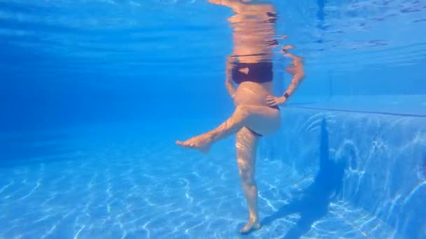 Deze Slow Motion Onderwatervideo Ziet Men Een Zwangere Vrouw Wateroefeningen — Stockvideo