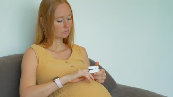 Deze Video Wordt Een Zwangere Vrouw Gezien Die Haar Zuurstofgehalte — Stockvideo