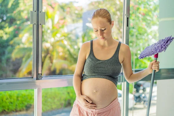 Mujer Embarazada Lava Suelo Está Cansada Mujer Embarazada Cansada Con — Foto de Stock