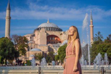 Kadınlar, Ayasofya Katedrali 'nin, ünlü İslami Tarihi Cami' nin, İstanbul 'a Seyahatin tadını çıkarıyor. Güneşli gün mimarisi ve Eminonu 'daki Ayasofya Müzesi, İstanbul, Türkiye. Türkiye.