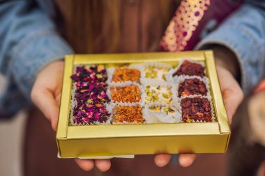 Geleneksel oryantal tatlı kurabiyeler, fındıklar, kurutulmuş meyveler, pastiller, marmelat, şekerli Türk çölü, bal ve şam fıstığı bir sokak gıda pazarında sergileniyor..