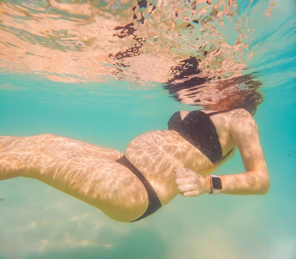 Ciężarna Kobieta Pływająca Pod Wodą Tropikalnym Morzu Zdrowa Aktywna Ciąża — Zdjęcie stockowe