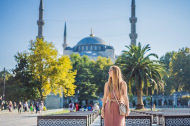 Manzaranın tadını çıkaran kadın turist Mavi Cami Sultanahmet Camii İstanbul, Türkiye.