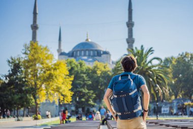 Erkek turist, Mavi Cami Sultanahmet Camii İstanbul, Türkiye manzarasının keyfini çıkarıyor.