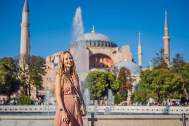 Kadınlar, Ayasofya Katedrali 'nin, ünlü İslami Tarihi Cami' nin, İstanbul 'a Seyahatin tadını çıkarıyor. Güneşli gün mimarisi ve Eminonu 'daki Ayasofya Müzesi, İstanbul, Türkiye. Türkiye.