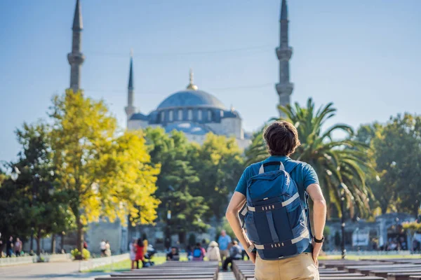 Erkek Turist Mavi Cami Sultanahmet Camii Stanbul Türkiye Manzarasının Keyfini — Stok fotoğraf