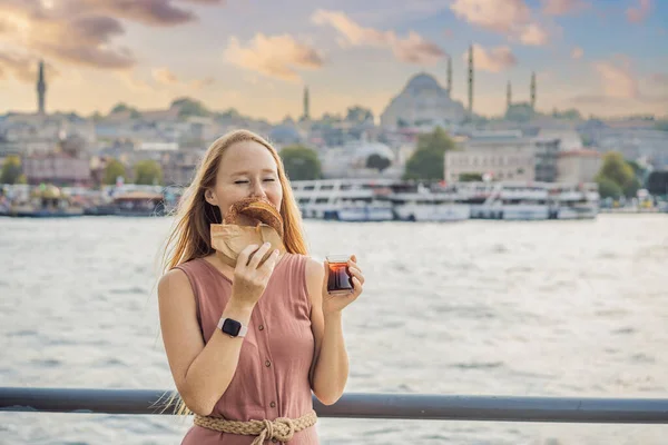 Kvinna Istanbul Äter Frukost Med Simit Och Ett Glas Turkiskt — Stockfoto