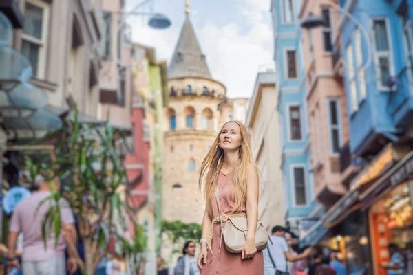 Porträtt Vacker Kvinna Turist Med Utsikt Över Galata Torn Beyoglu — Stockfoto