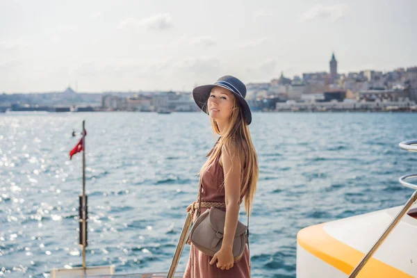 Портрет Красивой Женщины Туристки Видом Галатскую Башню Бейоглу Стамбул Турция — стоковое фото