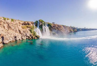 Aşağı Duden Şelalesi 40 metre yükseklikten Akdeniz 'e inanılmaz su bulutlarıyla düşen kayalık bir uçurumdan düşüyor. Türkiye 'nin Antalya kentinde turizm ve tatil beldesi fotoğrafı. Türkiye