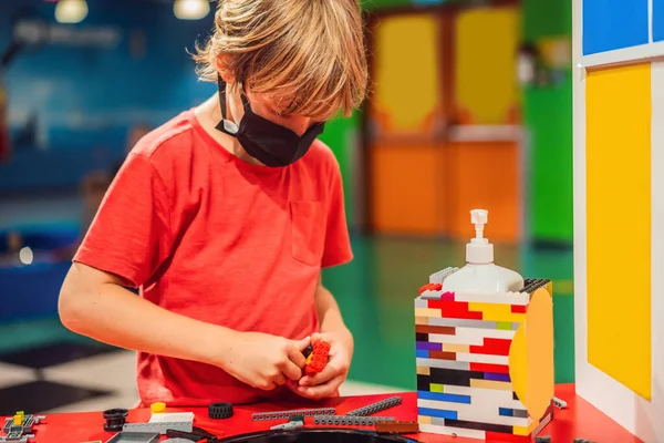 Ein Junge Medizinischer Maske Spielt Mit Einem Bauunternehmer Kinder Spielen — Stockfoto
