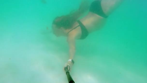 Vídeo Mostra Uma Mulher Grávida Graciosamente Snorkeling Mar Azul Claro — Vídeo de Stock