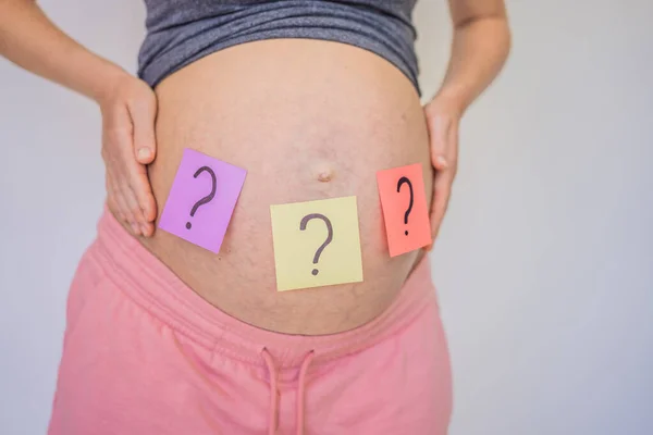 Επιλέγω Όνομα Του Μωρού Μπερδεμένη Έγκυος Ερωτηματικά Χάρτινα Αυτοκόλλητα Στην — Φωτογραφία Αρχείου