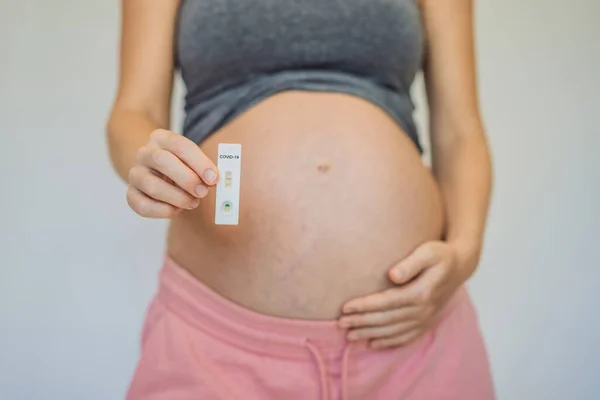 Schwangere Macht Test Nahaufnahme Von Fingern Die Den Expressionsantigen Covid — Stockfoto