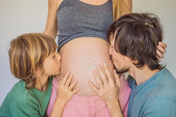 Padre Hijo Mayor Escuchan Las Mamás Embarazadas Vientre —  Fotos de Stock