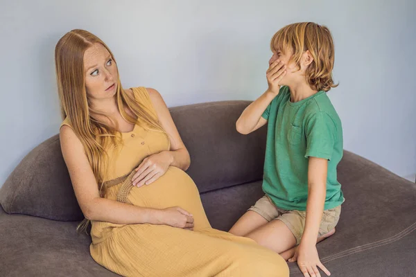 Büyük Oğlu Okuldan Geldi Enfeksiyonu Getirdi Oğlu Hamile Annenin Üzerine — Stok fotoğraf