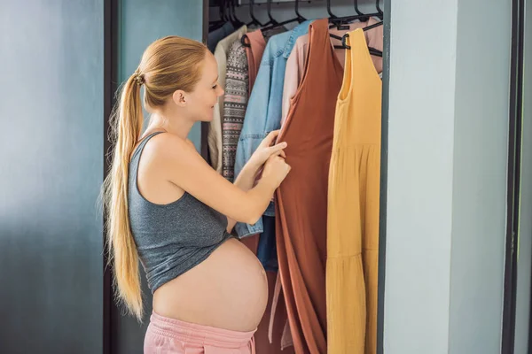 Hamile Bir Kadının Giyecek Hiçbir Şeyi Yok Hamile Bir Kadın — Stok fotoğraf
