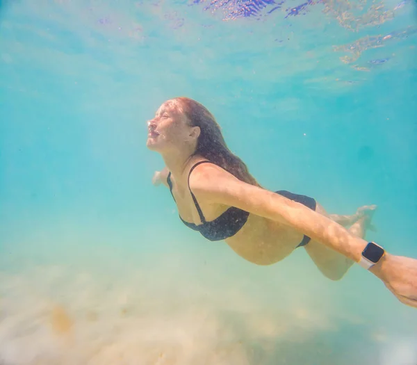 Těhotná Žena Pod Vodou Plave Tropickém Moři Zdravé Aktivní Těhotenství — Stock fotografie