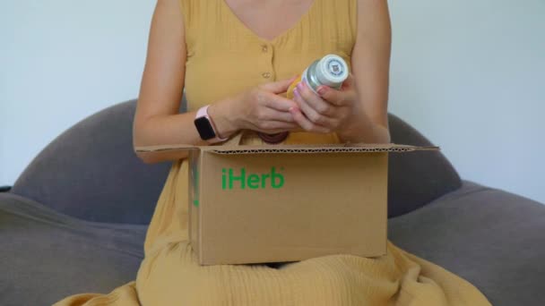 墨西哥坎昆 2023年1月20日 一名孕妇打开了Iherb公司的一个装有维生素和食品补充剂的包裹 她拿出酒瓶 仔细检查 — 图库视频影像