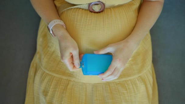 Een Zwangere Vrouw Zit Een Bank Neemt Een Pil Vitaminen — Stockvideo