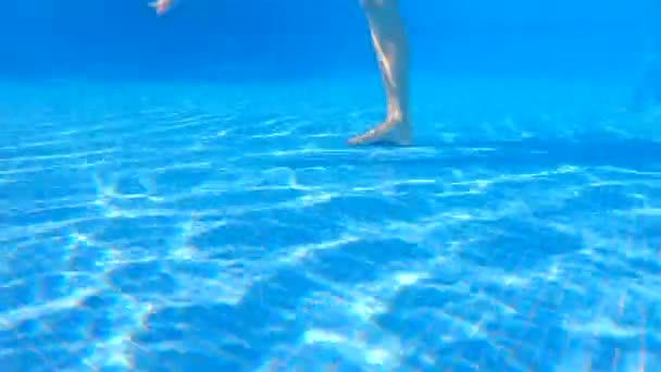 Этом Замедленном Подводном Видео Беременная Женщина Выполняет Водные Упражнения Бассейне — стоковое видео