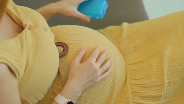 Ebben Lassított Felvételben Egy Terhes Nőt Látnak Kanapén Ülni Próbál — Stock videók
