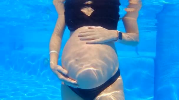 Den Här Långsamma Undervattensvideon Står Gravid Kvinna Swimmingpool Med Armarna — Stockvideo